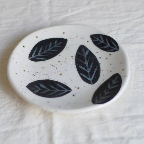 Black leaves medium plate